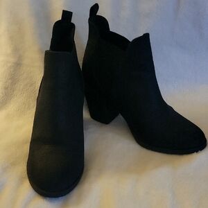 Divided Black Ankle Boots with Elastic Panels Size 39